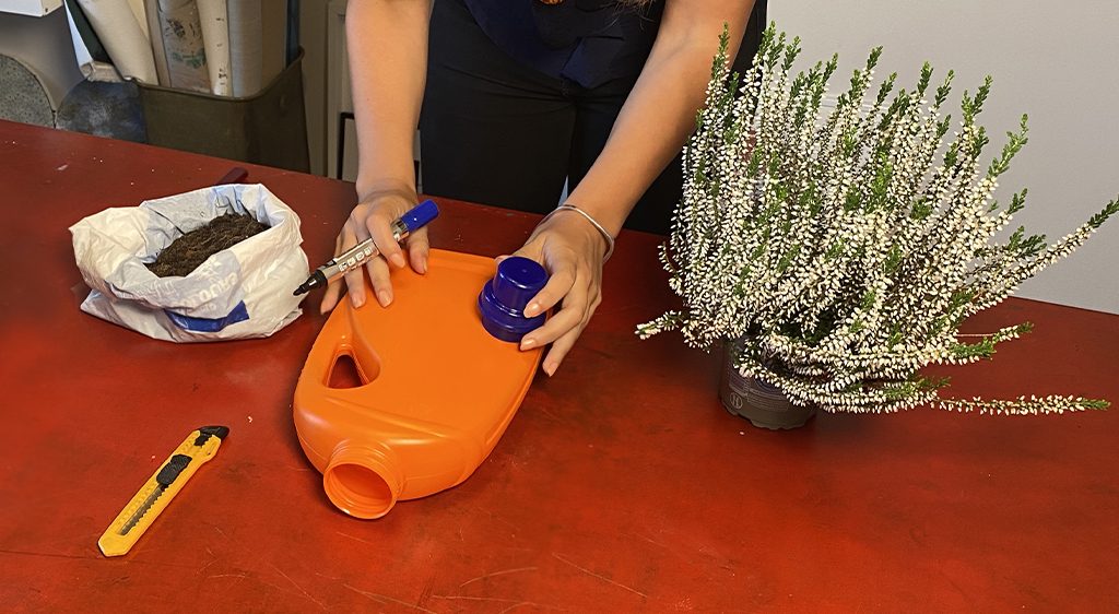 Primo passaggio tutorial da detersivo a vaso per piante Eco Store