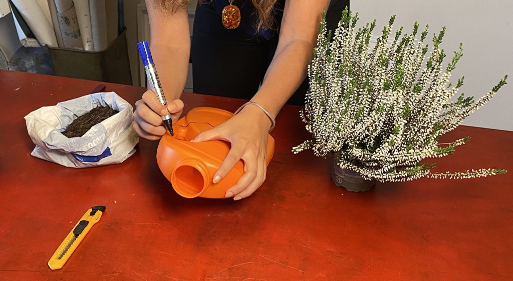 Secondo passaggio tutorial da detersivo a vaso per piante Eco Store