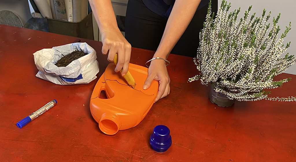quarto passaggio tutorial da detersivo a vaso per piante Eco Store